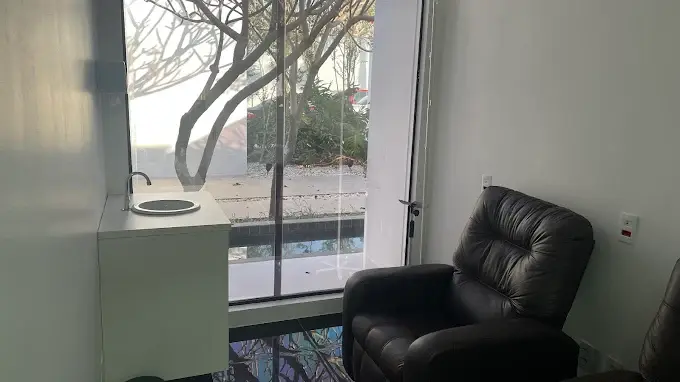 Consultório com vista para o jardim