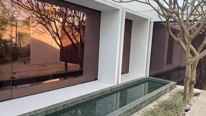 Área externa com espelho d'água